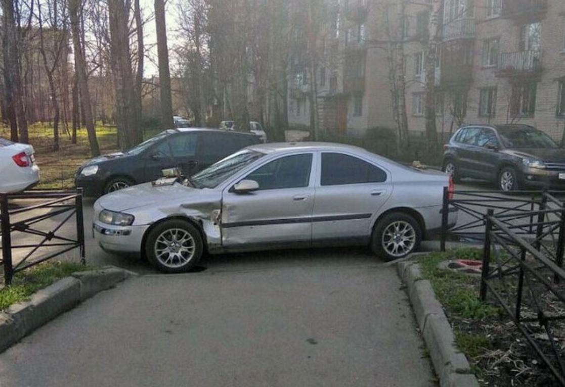 К большому сожалению, не все водители думают головой, когда паркуют свой автомобиль, зачастую бросая их в неположенных местах, мешая пешеходам, другим водителям, спецслужбам и так далее.-5