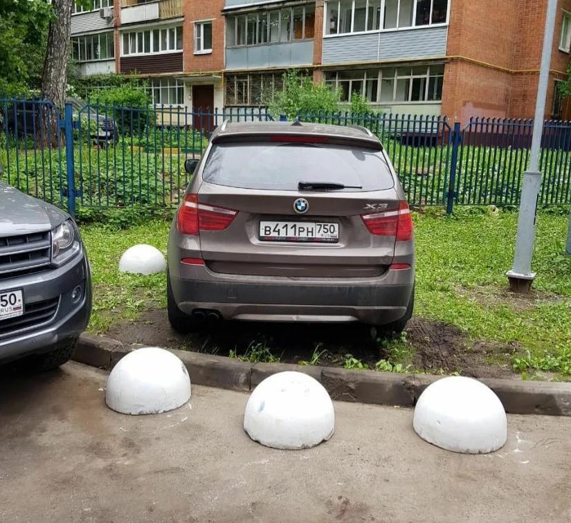 К большому сожалению, не все водители думают головой, когда паркуют свой автомобиль, зачастую бросая их в неположенных местах, мешая пешеходам, другим водителям, спецслужбам и так далее.-8