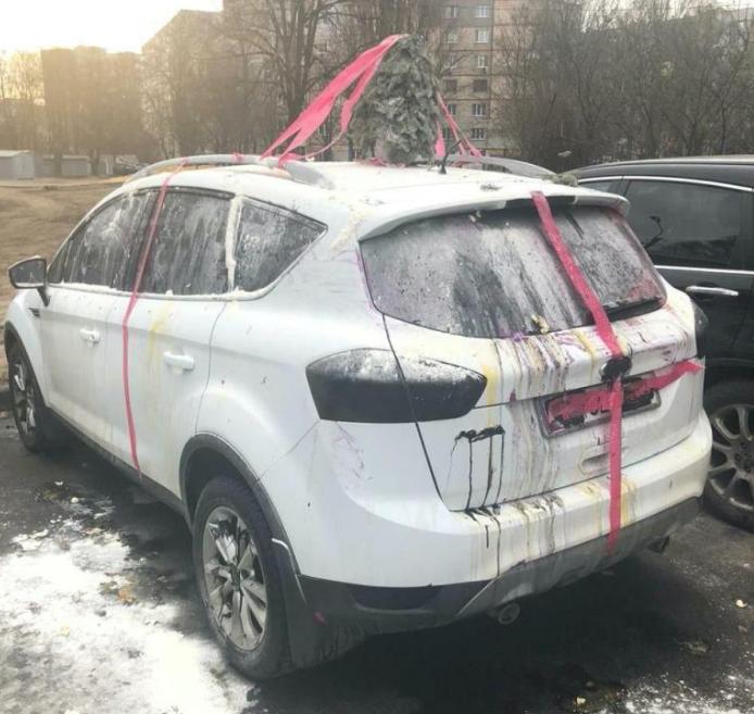 К большому сожалению, не все водители думают головой, когда паркуют свой автомобиль, зачастую бросая их в неположенных местах, мешая пешеходам, другим водителям, спецслужбам и так далее.-9