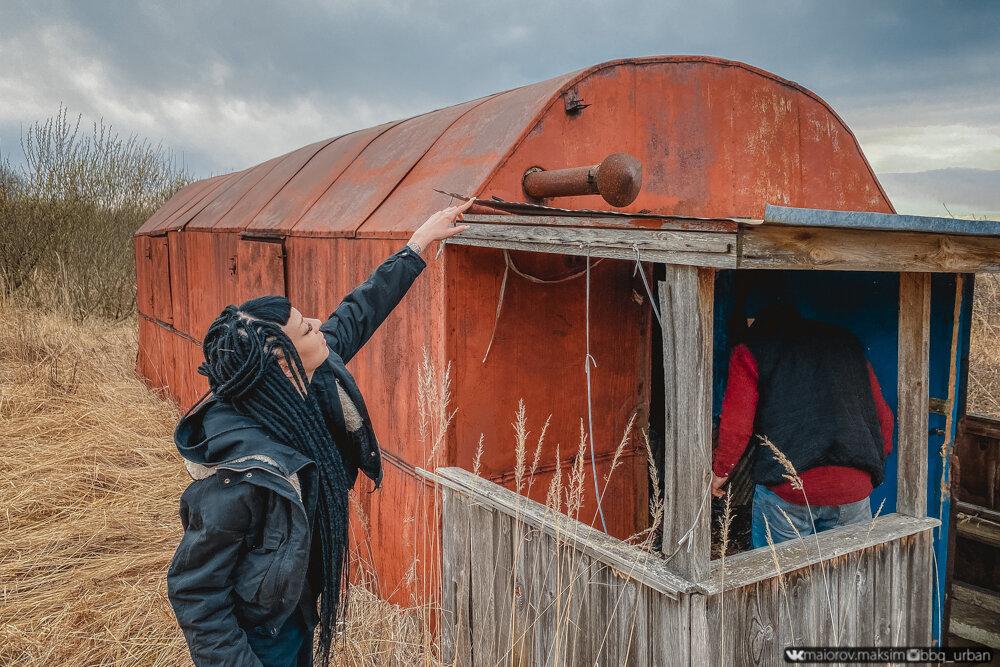 Думаю, что многие дачники замечали на участках своих соседей необычные дома, будь то бытовки, железнодорожные вагоны, бочки или просто транспортировочные контейнеры.-4