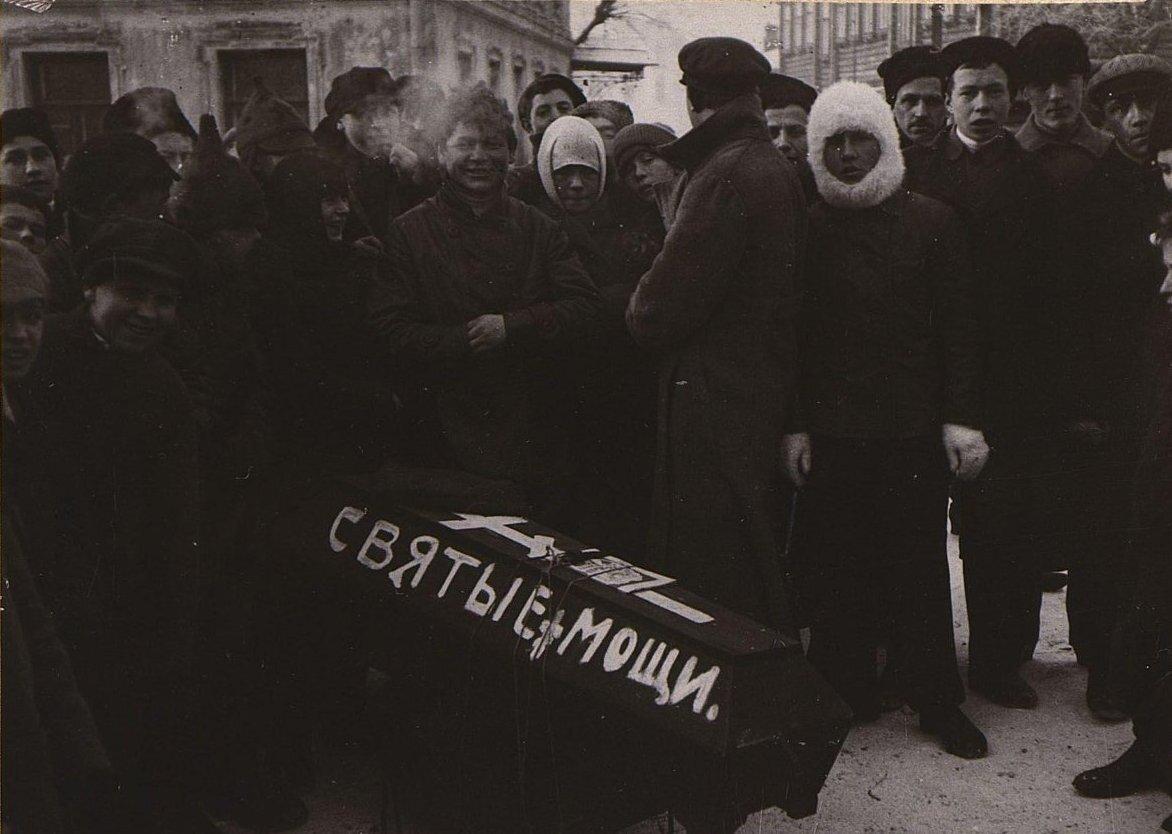   Одним из неприятных аспектов моего пионерского детства было знание, что в какой-то момент оно кончится и придется вступать в комсомол.-12