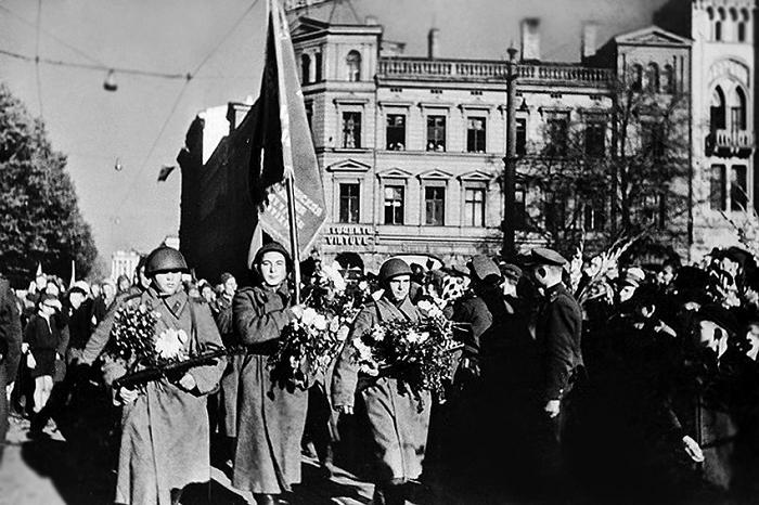 Советские войска в освобожденной Риге