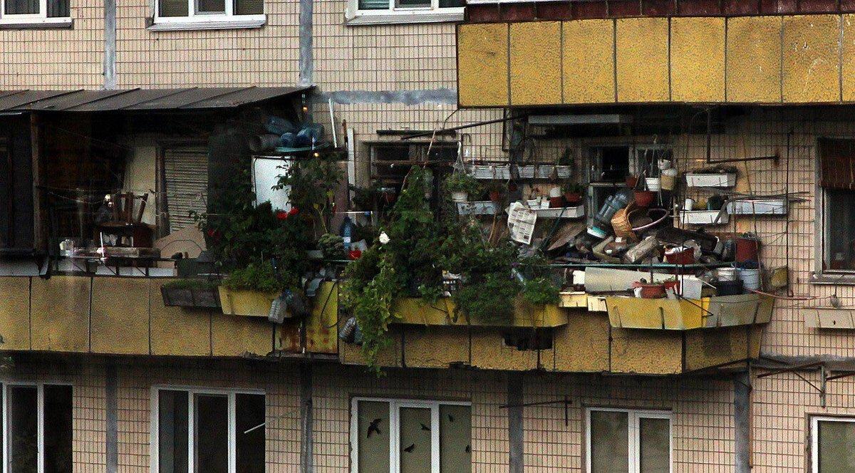 Я не знаю, из каких городов эти фото. Но уверен, что это не фотошоп, а реальные балконы. Может быть, вы их узнаете?-7