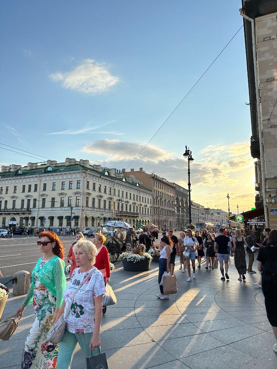 Подруга сказала, что она видит только чужие спины и головы, и больше ничего