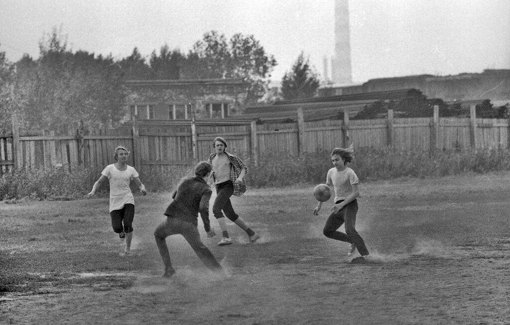 Атакует Слава Гуров. Павел Сухарев, 10 сентября 1977 года, г. Москва, ул. Новохохловская, 93, из архива Павла Сергеевича Сухарева.