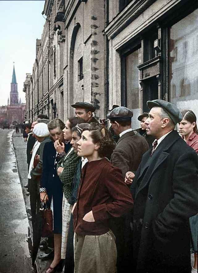 1941, 22 июня. Москвичи слушают по радио речь В.М. Молотова. Фото Евгения Халдея    К 9 Мая — около 25 фотографий 1941 года, тематически связанных с Великой Отечественной войной.