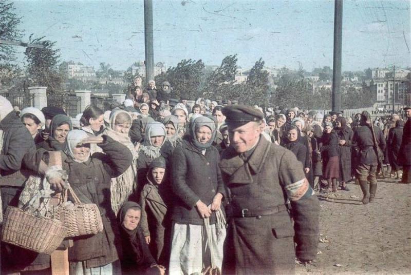 1941, 22 июня. Москвичи слушают по радио речь В.М. Молотова. Фото Евгения Халдея    К 9 Мая — около 25 фотографий 1941 года, тематически связанных с Великой Отечественной войной.-11