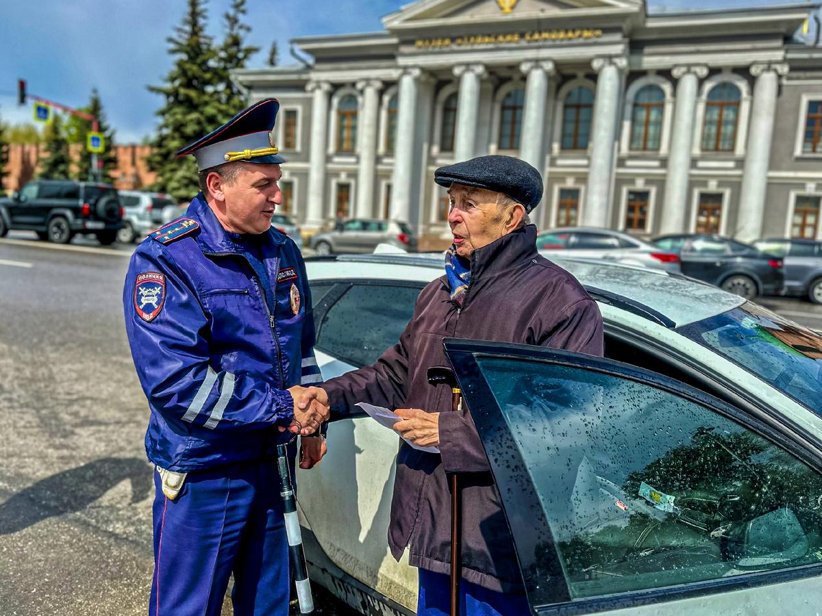 "Старикам не место за рулем, они хуже видят и слышат, у них медленная реакция - это опасно", - примерно с такой аргументаций в МВД России поступило обращение от одного из общественных объединений с...-3